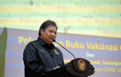 Menteri Koordinator Bidang Perekonomian Airlangga Hartarto dalam acara Peluncuran Buku Laporan Vaksinasi Covid-19.