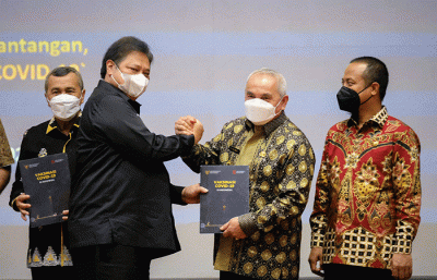 Menteri Koordinator Bidang Perekonomian Airlangga Hartarto dalam acara Peluncuran Buku Laporan Vaksinasi Covid-19.