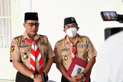 Presiden Joko Widodo menerima kunjungan perwakilan Kwartir Nasional (Kwarnas) Gerakan Pramuka di Istana Merdeka, Jakarta, Jumat (12/8/2022).