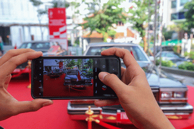 Pengunjung saat melihat Pameran Arsip dan mobil Kepresidenan di Pusat Perbelanjaan Sarinah, Thamrin, Jakarta Pusat, Sabtu (13/8/2022).