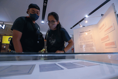 Pengunjung saat melihat Pameran Arsip dan mobil Kepresidenan di Pusat Perbelanjaan Sarinah, Thamrin, Jakarta Pusat, Sabtu (13/8/2022).