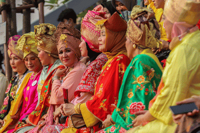 Sejumlah peserta dari berbagai komunitas mengenakan kebaya saat penyelenggaraan Parade Kebaya Nusantara di Anjungan Sarinah, Jakarta Pusat.