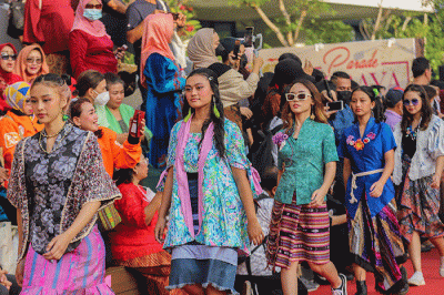 Sejumlah peserta dari berbagai komunitas mengenakan kebaya saat penyelenggaraan Parade Kebaya Nusantara di Anjungan Sarinah, Jakarta Pusat.