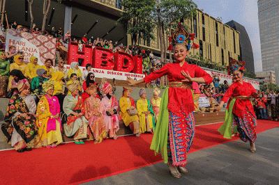 Sejumlah peserta dari berbagai komunitas mengenakan kebaya saat penyelenggaraan Parade Kebaya Nusantara di Anjungan Sarinah, Jakarta Pusat.