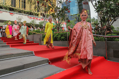 Sejumlah peserta dari berbagai komunitas mengenakan kebaya saat penyelenggaraan Parade Kebaya Nusantara di Anjungan Sarinah, Jakarta Pusat.