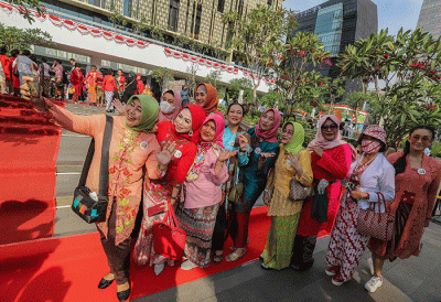 Sejumlah peserta dari berbagai komunitas mengenakan kebaya saat penyelenggaraan Parade Kebaya Nusantara di Anjungan Sarinah, Jakarta Pusat.