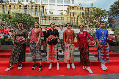 Sejumlah peserta dari berbagai komunitas mengenakan kebaya saat penyelenggaraan Parade Kebaya Nusantara di Anjungan Sarinah, Jakarta Pusat.