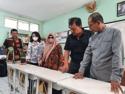 Penyerahan bantuan alat sekolah berupa 20 set meja dan kursi buatan produk UMKM binaan YDBA.