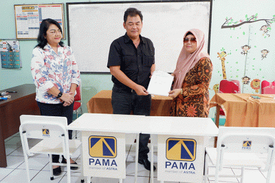 Penyerahan bantuan alat sekolah berupa 20 set meja dan kursi buatan produk UMKM binaan YDBA.