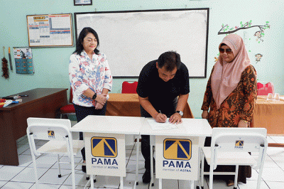 Penyerahan bantuan alat sekolah berupa 20 set meja dan kursi buatan produk UMKM binaan YDBA.