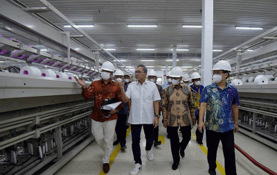 Menteri Perdagangan Zulkifli Hasan melepas ekspor produk tekstil PT Kewalram di Sumedang, Jawa Barat, Sabtu (13/8/2022).