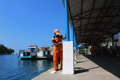Petugas PPSU melakukan pengecatan disekitaran dermaga utama Pulau Panggang, Kepulauan Seribu Utara, Provinsi DKI Jakarta, Sabtu (13/8/2022).
