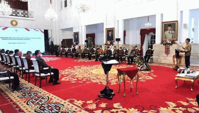 Presiden Joko Widodo didampingi Menteri Pertanian Syahrul Yasin Limpo saat acara penyerahan penghargaan dari IRRI kepada pemerintah Republik Indonesia.