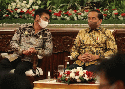 Presiden Joko Widodo didampingi Menteri Pertanian Syahrul Yasin Limpo saat acara penyerahan penghargaan dari IRRI kepada pemerintah Republik Indonesia.