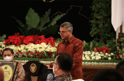 Presiden Joko Widodo didampingi Menteri Pertanian Syahrul Yasin Limpo saat acara penyerahan penghargaan dari IRRI kepada pemerintah Republik Indonesia.