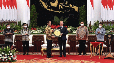 Presiden Joko Widodo didampingi Menteri Pertanian Syahrul Yasin Limpo saat acara penyerahan penghargaan dari IRRI kepada pemerintah Republik Indonesia.