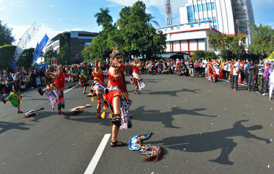 Aksi ribuan seniman tradisional menampilkan tari kuda lumping kolosal di kawasan car free day (CFD) Simpang Lima Semarang, Jawa Tengah, Minggu (14/8/2022).