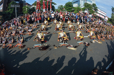 Aksi ribuan seniman tradisional menampilkan tari kuda lumping kolosal di kawasan car free day (CFD) Simpang Lima Semarang, Jawa Tengah, Minggu (14/8/2022).