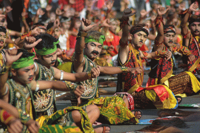 Aksi ribuan seniman tradisional menampilkan tari kuda lumping kolosal di kawasan car free day (CFD) Simpang Lima Semarang, Jawa Tengah, Minggu (14/8/2022).