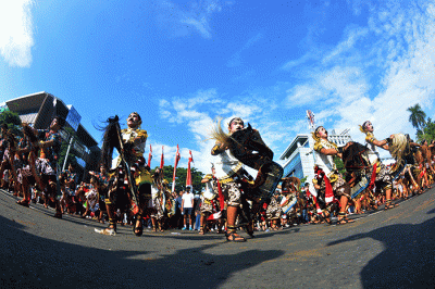 Aksi ribuan seniman tradisional menampilkan tari kuda lumping kolosal di kawasan car free day (CFD) Simpang Lima Semarang, Jawa Tengah, Minggu (14/8/2022).