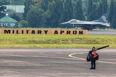 Sejumlah Penerbang pesawat tempur F-16 bersiap sebelum melakukan flypast di Terminal Selatan, Halim Perdanakusuma, Minggu (14/8/2022).