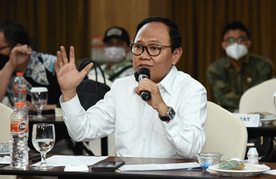 Anggota DPR RI Komisi I H. Taufiq R Abdullah memberikan paparannya saat acara webinar Aptika Kominfo di Jakarta.