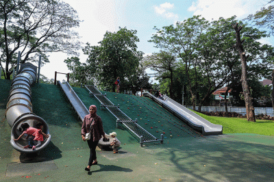 Sejumlah warga beraktivitas di Tebet Eco Park, Jakarta Selatan, Senin (15/8/2022).