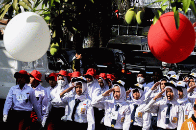 Ratusan pelajar tingkat SD dan SMP Kota Palembang yang tergabung dalam regu mengikuti lomba gerak jalan dalam rangka semarak kemerdekaan ke-77.