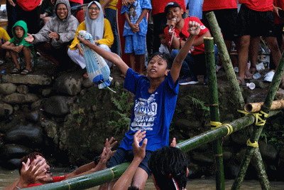 Peserta lomba pukul bantal saling memukul di sungai Tello, Makassar, Minggu (14/8/2022).