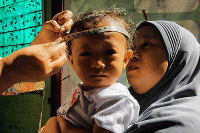 Antusias para ibu datang ke posyandu untuk mengecek kesehatan anaknya dalam perkembangan dan pertumbungan sang anak di Jakarta Selatan, Senin (15/8/2022).