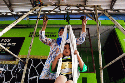 Antusias para ibu datang ke posyandu untuk mengecek kesehatan anaknya dalam perkembangan dan pertumbungan sang anak di Jakarta Selatan, Senin (15/8/2022).