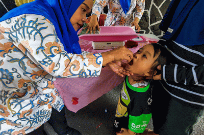Antusias para ibu datang ke posyandu untuk mengecek kesehatan anaknya dalam perkembangan dan pertumbungan sang anak di Jakarta Selatan, Senin (15/8/2022).