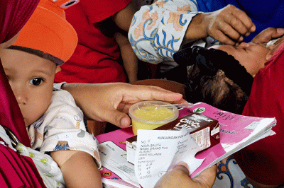 Antusias para ibu datang ke posyandu untuk mengecek kesehatan anaknya dalam perkembangan dan pertumbungan sang anak di Jakarta Selatan, Senin (15/8/2022).