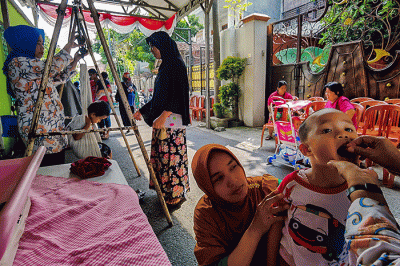 Antusias para ibu datang ke posyandu untuk mengecek kesehatan anaknya dalam perkembangan dan pertumbungan sang anak di Jakarta Selatan, Senin (15/8/2022).