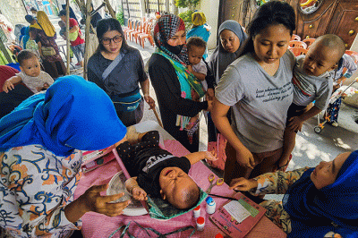 Antusias para ibu datang ke posyandu untuk mengecek kesehatan anaknya dalam perkembangan dan pertumbungan sang anak di Jakarta Selatan, Senin (15/8/2022).