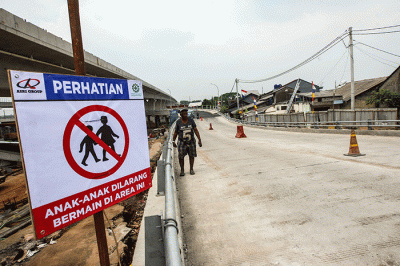 Pengendara melintasi Jembatan Pengganti Antilope di Kota Bekasi, Selasa (16/8/2022).