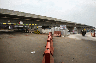 Pengendara melintasi Jembatan Pengganti Antilope di Kota Bekasi, Selasa (16/8/2022).
