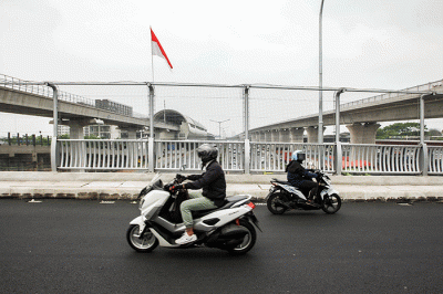 Pengendara melintasi Jembatan Pengganti Antilope di Kota Bekasi, Selasa (16/8/2022).