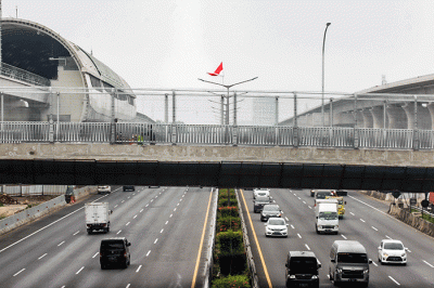 Pengendara melintasi Jembatan Pengganti Antilope di Kota Bekasi, Selasa (16/8/2022).