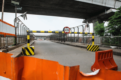 Pengendara melintasi Jembatan Pengganti Antilope di Kota Bekasi, Selasa (16/8/2022).