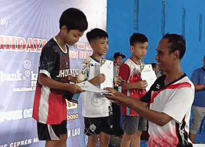 Jhonlin Barminton Club (JBC) berhasil menyabet juara pada dua kategori ajang pertandingan bulu tangkis Liga Banua V.