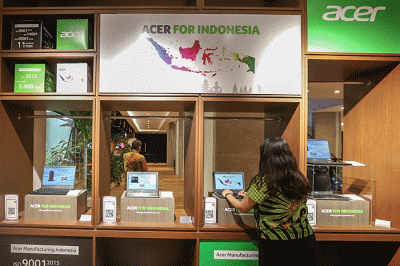 Pengunjung saat melihat produk di Stand Acer Indonesia yang Ikut andil bagian secara langsung dalam Indonesia Retail Summit 2022 di Gedung Sarinah.