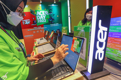 Pengunjung saat melihat produk di Stand Acer Indonesia yang Ikut andil bagian secara langsung dalam Indonesia Retail Summit 2022 di Gedung Sarinah.