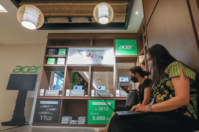 Pengunjung saat melihat produk di Stand Acer Indonesia yang Ikut andil bagian secara langsung dalam Indonesia Retail Summit 2022 di Gedung Sarinah.