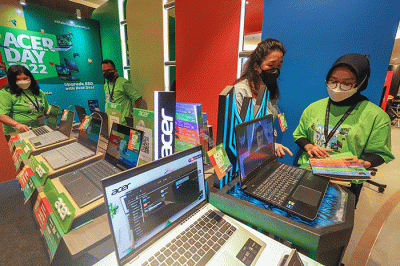 Pengunjung saat melihat produk di Stand Acer Indonesia yang Ikut andil bagian secara langsung dalam Indonesia Retail Summit 2022 di Gedung Sarinah.