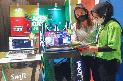 Pengunjung saat melihat produk di Stand Acer Indonesia yang Ikut andil bagian secara langsung dalam Indonesia Retail Summit 2022 di Gedung Sarinah.