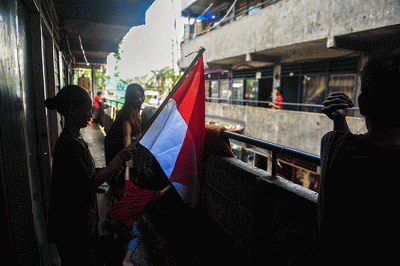 Pemerintah Kota Palembang secara simbolis membagikan 10 ribu bendera merah putih kepada warga di Simpang Lima DPRD Sumsel Palembang, Senin (15/8/2022).