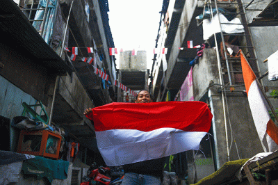 Pemerintah Kota Palembang secara simbolis membagikan 10 ribu bendera merah putih kepada warga di Simpang Lima DPRD Sumsel Palembang, Senin (15/8/2022).