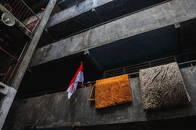 Pemerintah Kota Palembang secara simbolis membagikan 10 ribu bendera merah putih kepada warga di Simpang Lima DPRD Sumsel Palembang, Senin (15/8/2022).