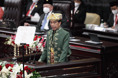 Presiden Joko Widodo mengepalkan tangan saat menyampaikan pidato kenegaraan pada Sidang Tahunan MPR dan Sidang Bersama DPR - DPD Tahun 2022.
